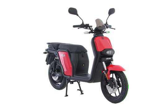 Rode Ecruiser Goccia GEV2000 e-scooter op witte achtergrond
