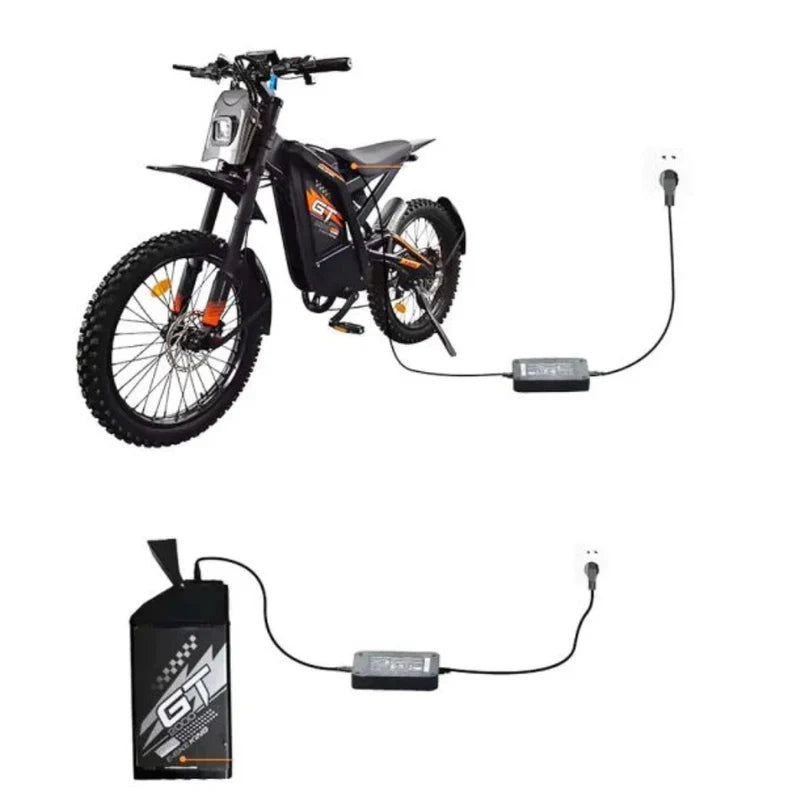 Grijze Ouxi GT2000 e-bike aangesloten op oplader, witte achtergrond