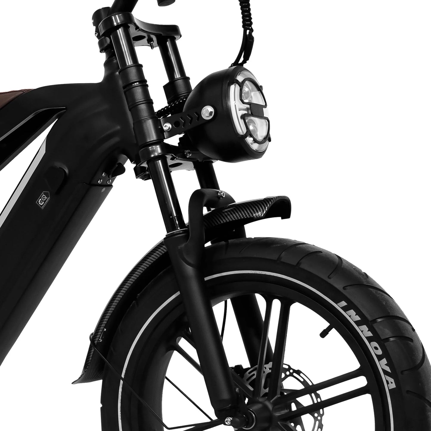 Close-up van het voorwiel en de koplamp van de bruine Ouxi GT20 e-bike