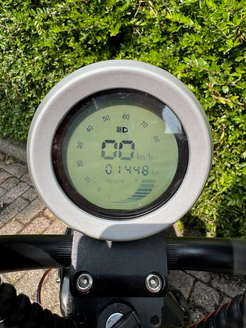 Close-up van snelheidsmeter van Ecruiser X1 e-scooter
