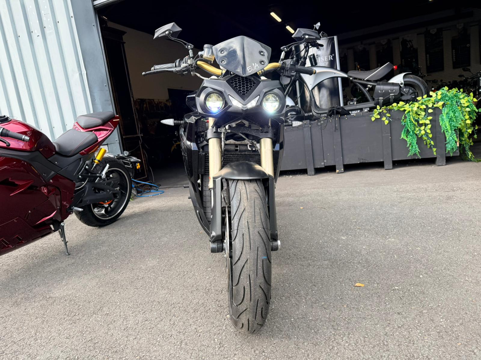 Energica EVA R elektrische motorfiets voor showroomingang