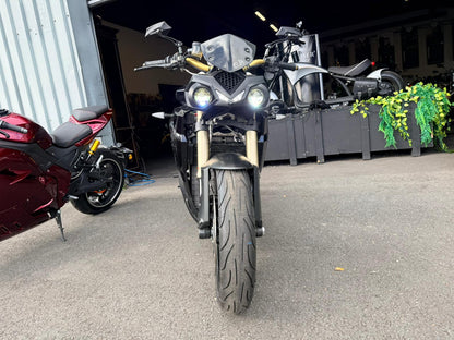 Energica EVA R elektrische motorfiets voor showroomingang