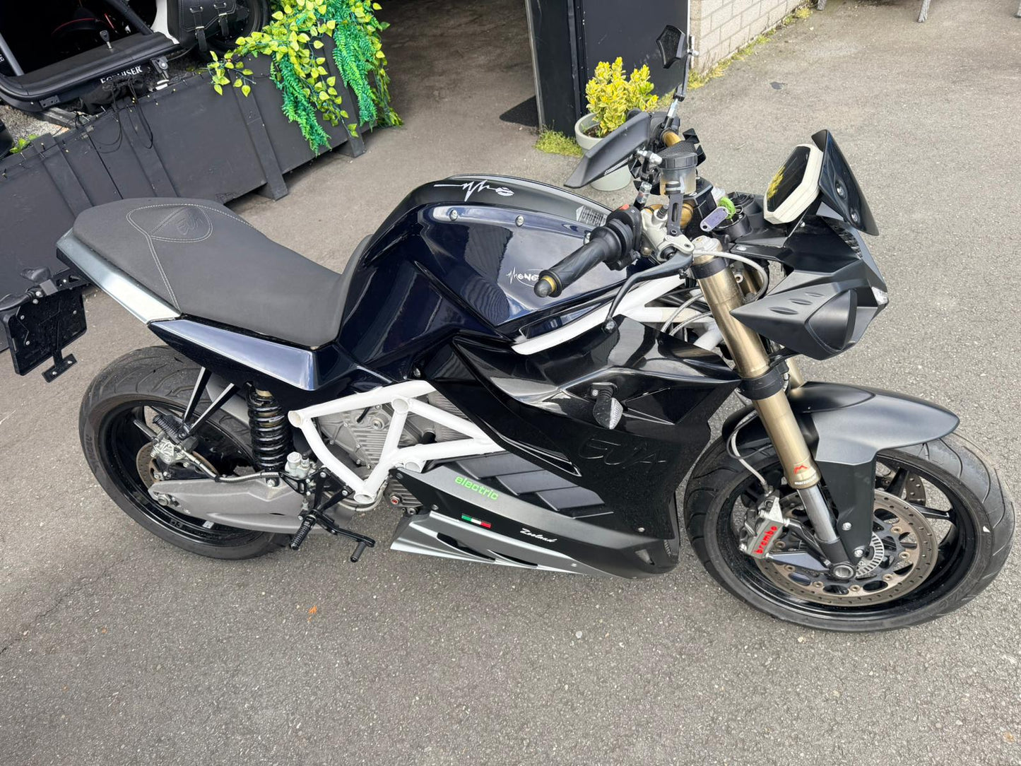 Energica EVA R elektrische motorfiets, zijaanzicht op asfaltweg
