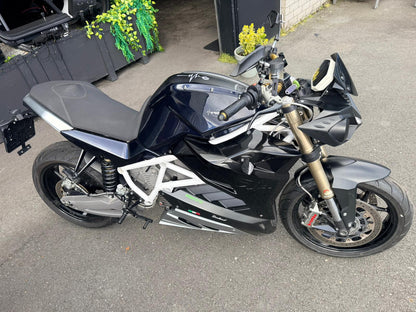 Energica EVA R elektrische motorfiets, zijaanzicht op asfaltweg