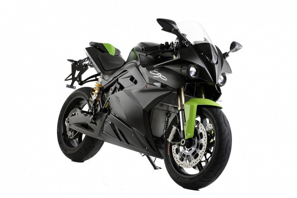 Zwarte Energica EGO motorfiets, driekwart vooraanzicht op witte achtergrond