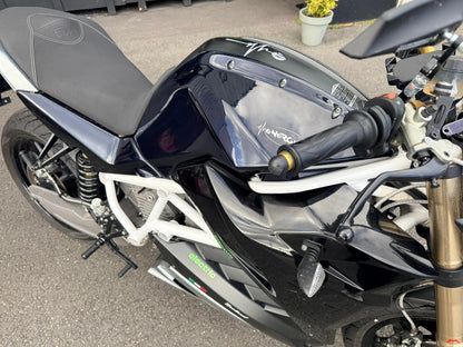 Ecruiser Energica EVA R elektrische motorfiets, zwart, zijaanzicht op asfalt