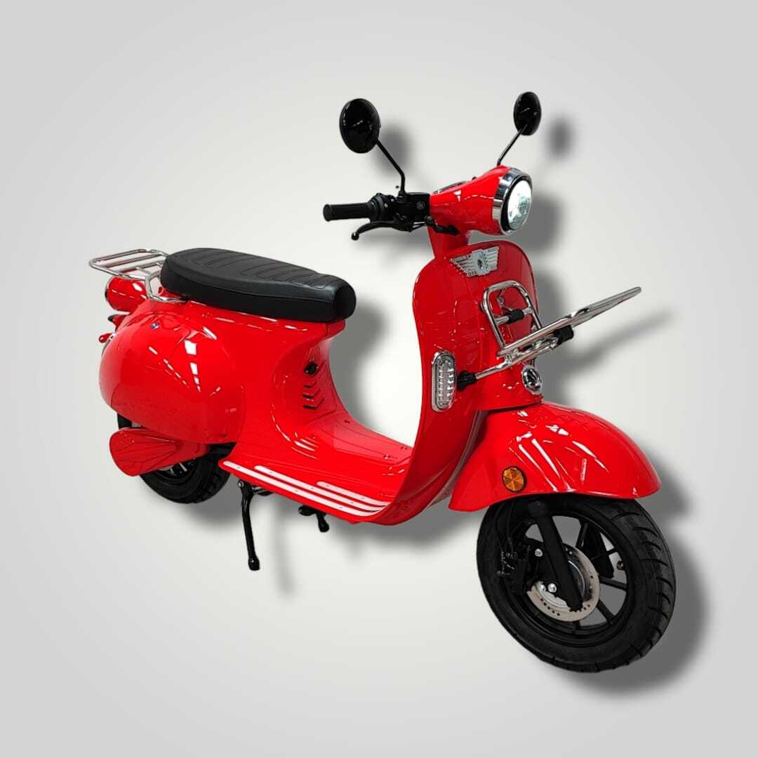 Rode Ebruzzi Vintage scooter, driekwart vooraanzicht op grijze achtergrond