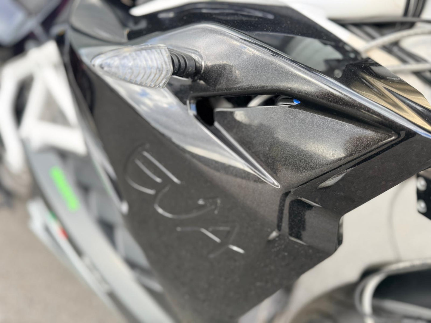 Close-up van Energica EVA R elektrische motor met 7510 km op de teller