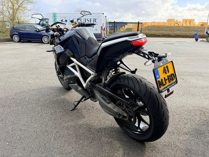 Energica EVA R elektrische motorfiets, achteraanzicht op parkeerplaats