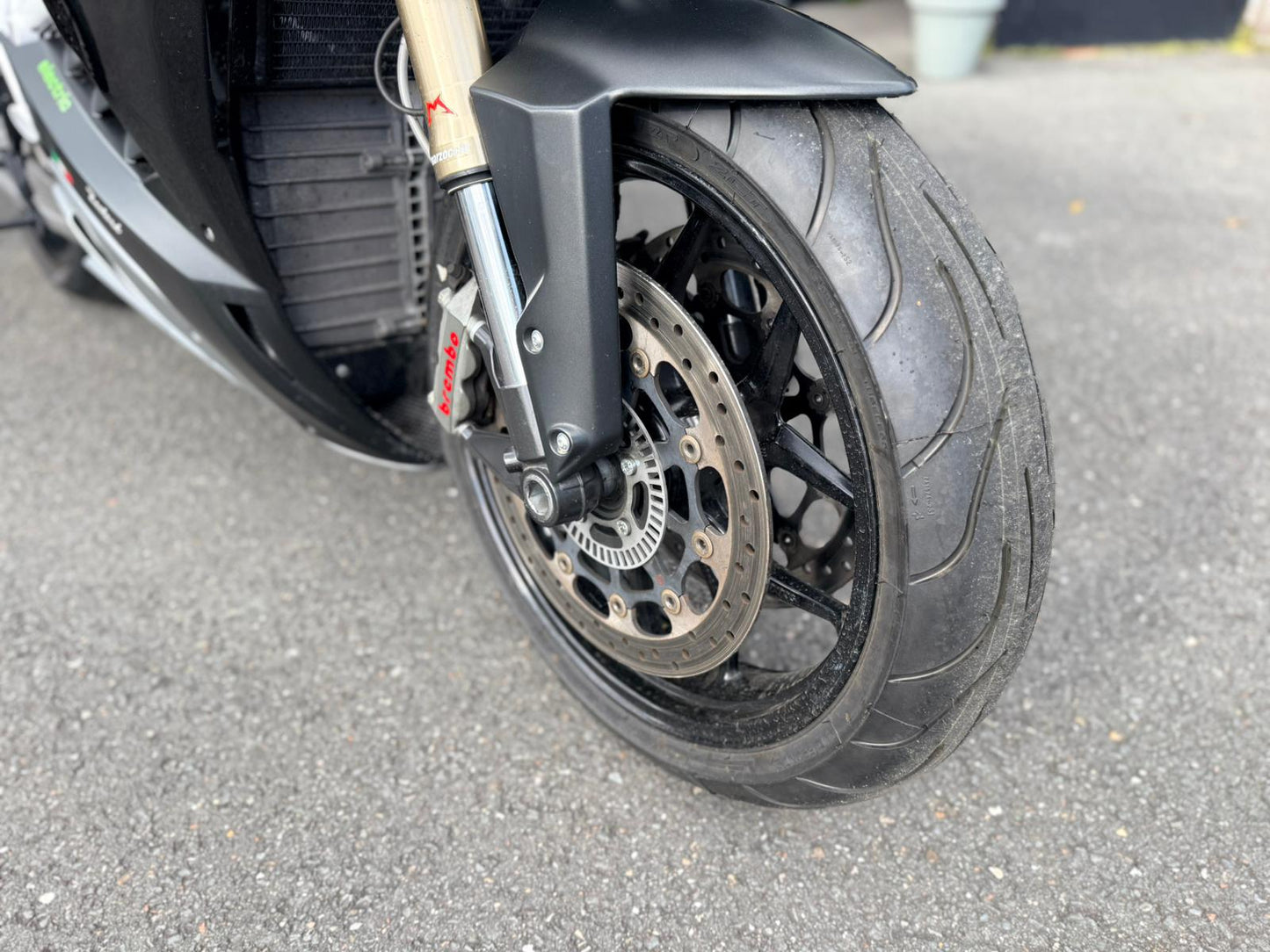 Close-up van voorwiel van Energica EVA R elektrische motorfiets