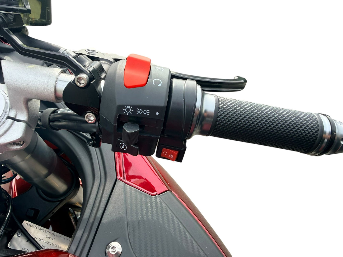 Close-up van stuur en handvat van de Ducalon R Candy Red elektrische motorfiets