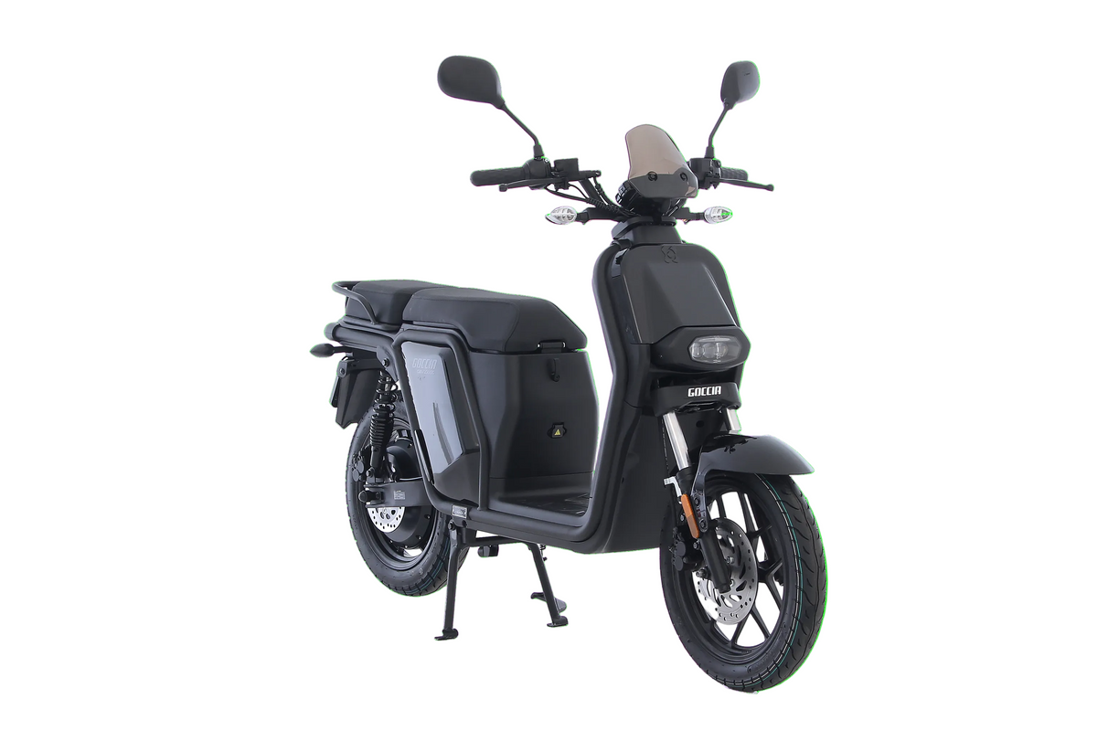 Zwarte Ecruiser Goccia GEV2000 e-scooter, vooraanzicht op witte achtergrond