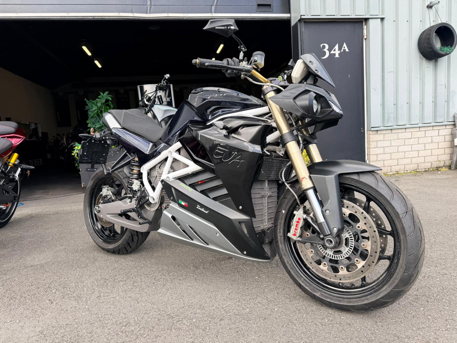 Energica EVA R elektrische motorfiets, zwart, geparkeerd voor garage