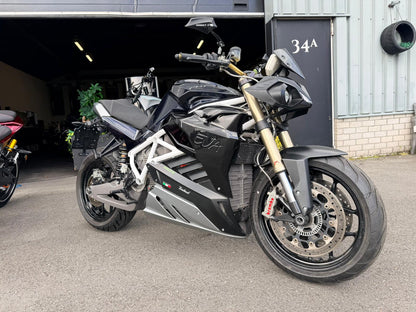 Energica EVA R elektrische motorfiets, zwart, geparkeerd voor garage