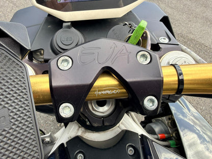 Close-up van het stuur van de Energica EVA R elektrische motorfiets