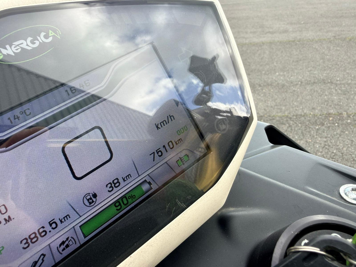 Dashboard van Energica EVA R elektrische motorfiets met 7510 km op de teller