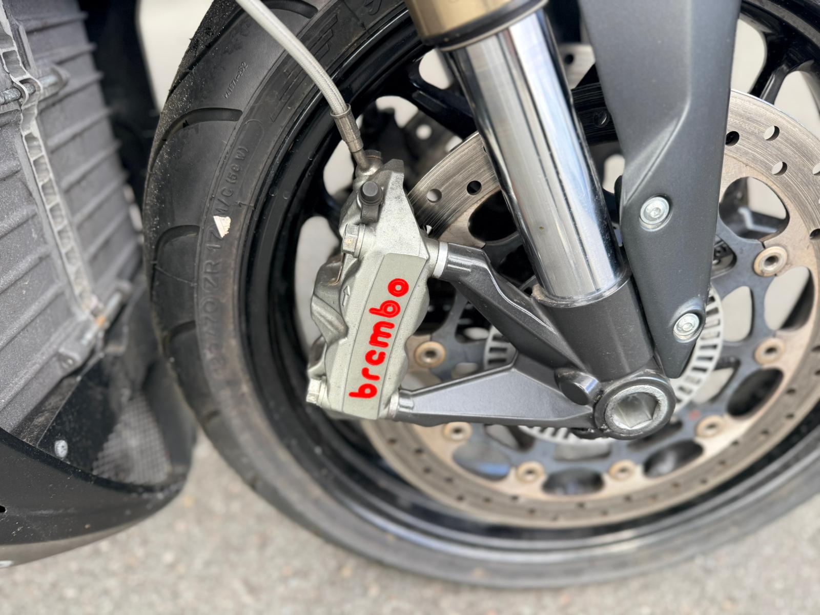 Close-up van Brembo remklauw op voorwiel van Energica EVA R electric motorcycle