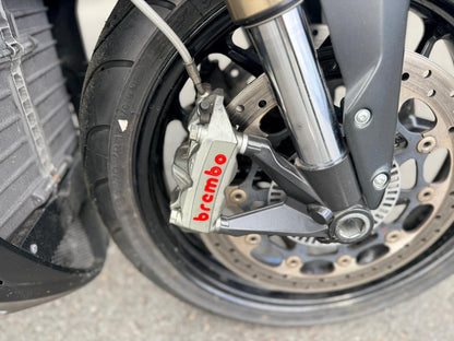 Close-up van Brembo remklauw op voorwiel van Energica EVA R electric motorcycle