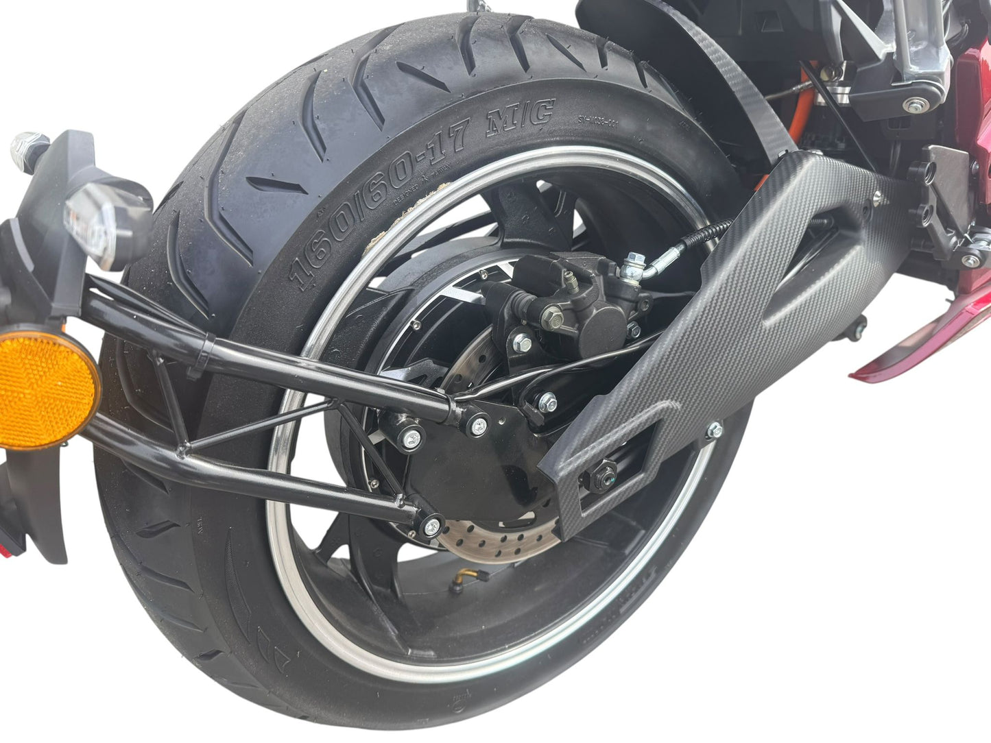 Achterwiel van Ducalon R elektrische motor in Candy Red, close-up op witte achtergrond