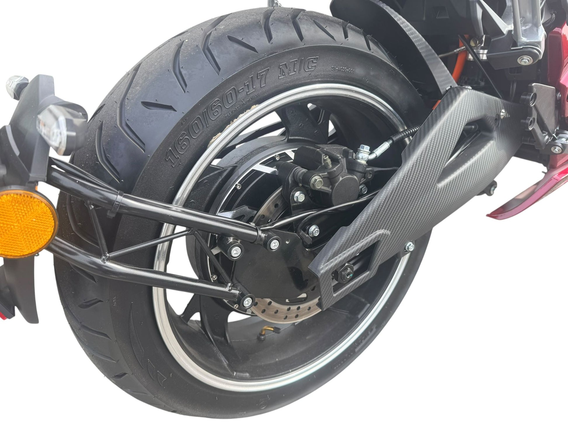 Achterwiel van Ducalon R elektrische motor in Candy Red, close-up op witte achtergrond