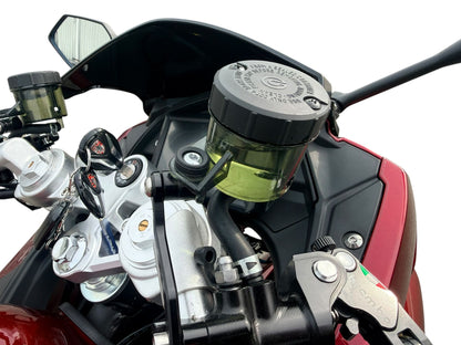 Close-up van het stuur van de Ducalon R elektrische motor in Candy Red