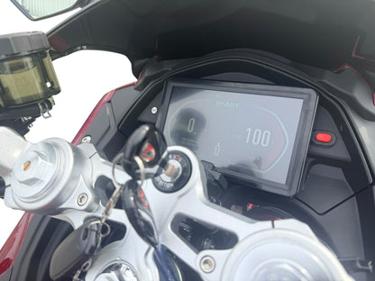 Close-up van het dashboard van de Ecruiser Ducalon R in Candy Red