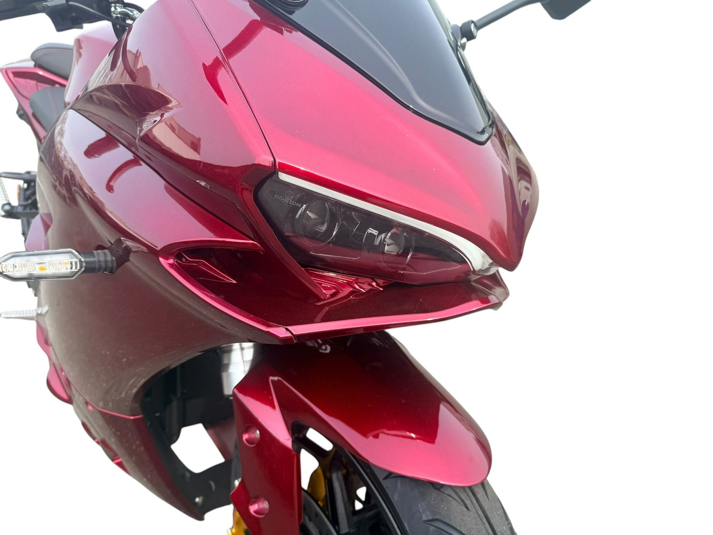 Candy rode Ducalon R elektrische motor, close-up van voorkant op witte achtergrond