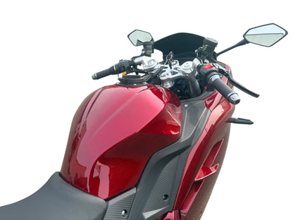Candy rode Ducalon R elektrische motor, close-up van stuur en spiegels op witte achtergrond