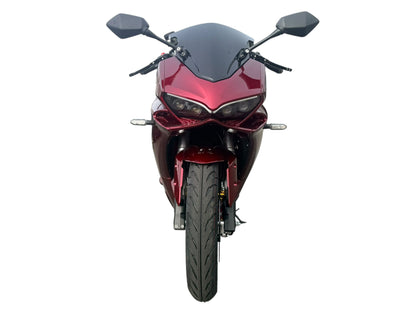 Ducalon R elektrische motorfiets in Candy Red, vooraanzicht op witte achtergrond