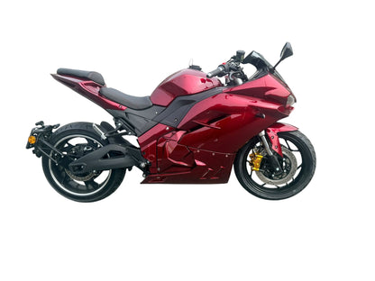 Ducalon R elektrische motorfiets in Candy Red, zijaanzicht op witte achtergrond