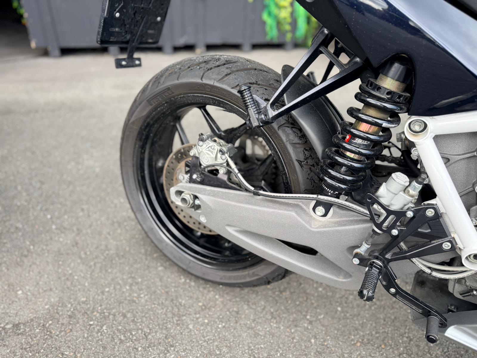 Achterwiel en vering van de Energica EVA R elektrische motorfiets op asfalt
