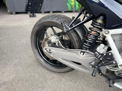 Achterwiel en vering van de Energica EVA R elektrische motorfiets op asfalt