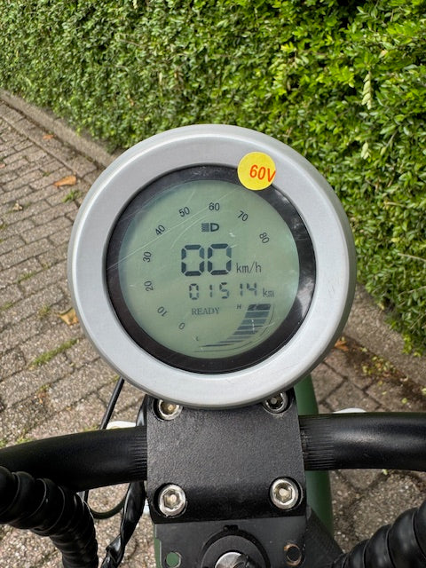 Close-up van snelheidsmeter van Ecruiser X1 e-scooter, 60V sticker
