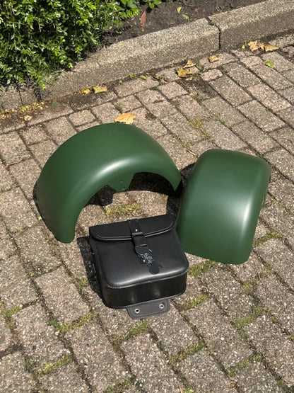 Groene spatborden en zwarte tas voor Ecruiser X1 e-scooter op bestrating